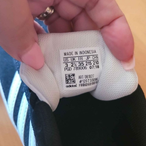 Adidas Kids Size 3 Shoes - Picture 5 of 5